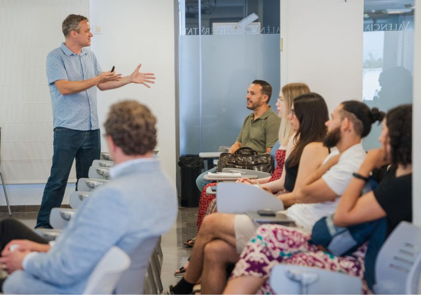 Alumnado en un aula del CIG con el profesor de uno de los cursos de la 42 UEG